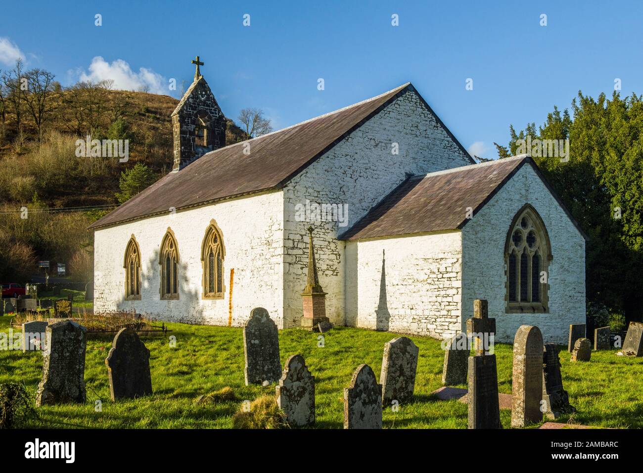 Chiesa di San Michele e Di Tutti gli Angeli nel villaggio di Talley nel Carmarthenshire nella Valle di Cothi, vicino a Llandeilo South West Wales, in una soleggiata giornata invernale Foto Stock