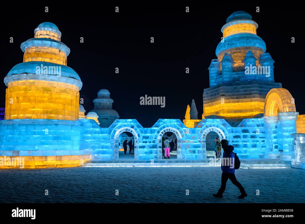 I turisti visitano la parte del mondo del ghiaccio e della neve durante il 36th Harbin Ice and Snow Festival a Harbin, provincia di Heilongjiang. Il Harbin International Ice and Snow Sculpture Festival è uno dei più grandi festival del ghiaccio e della neve al mondo ed è una popolare destinazione invernale sia per i visitatori cinesi che stranieri. Foto Stock