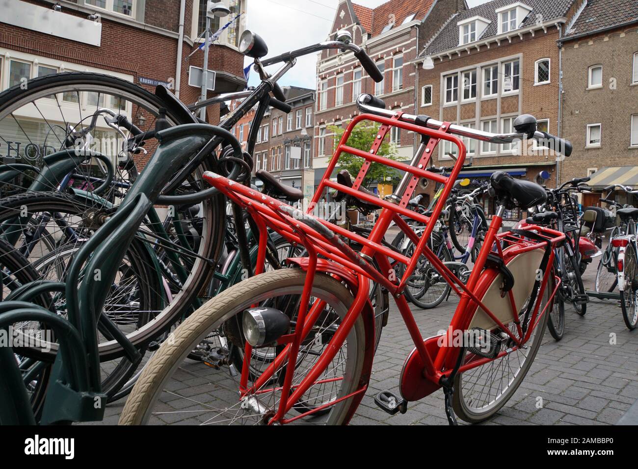 Fahrrad-Stellplatz in der Altstadt, Roermond, Limburg, Niederlande Foto Stock