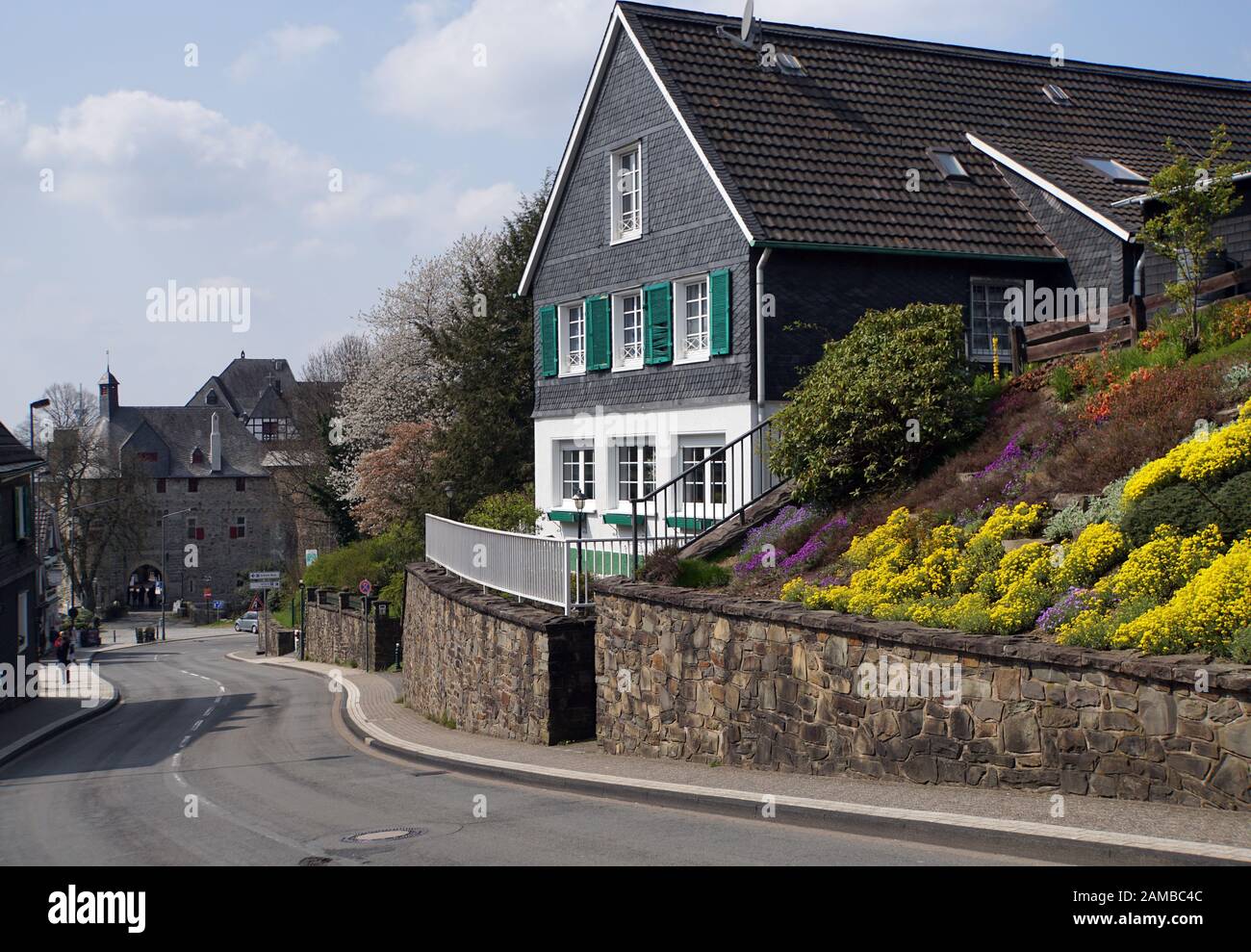 Typisches Haus im Bergischen Land, im Hintergrund Schloss Burg, Solingen, Nordrhein-Westfalen, Deutschland Foto Stock