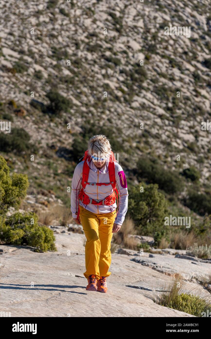 Donna escursioni lungo ridgecrest passeggiate su collina, El Divino montagna, provincia di Alicante, Costa Blanca, Spagna Foto Stock