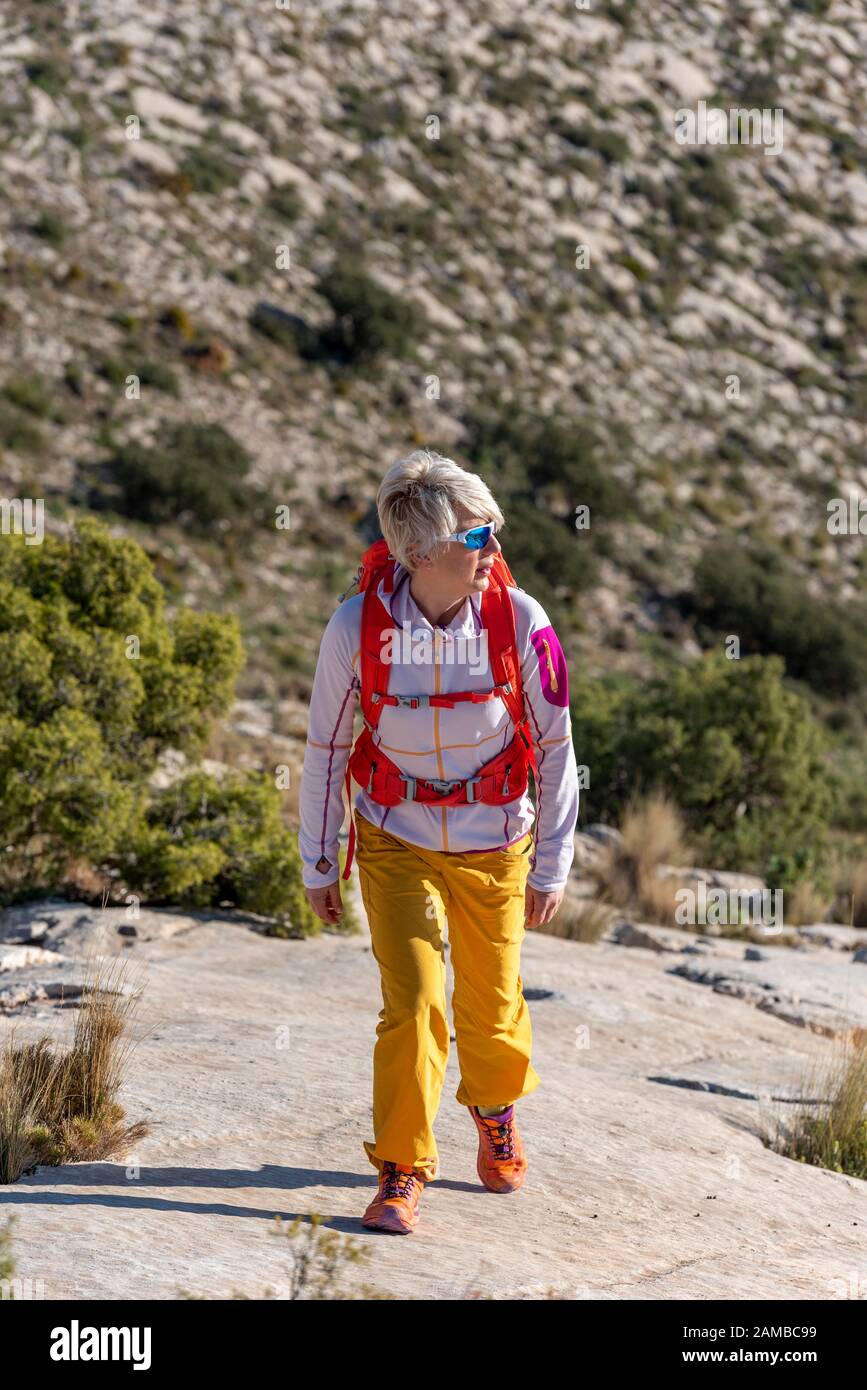 Donna escursioni lungo ridgecrest passeggiate su collina, El Divino montagna, provincia di Alicante, Costa Blanca, Spagna Foto Stock