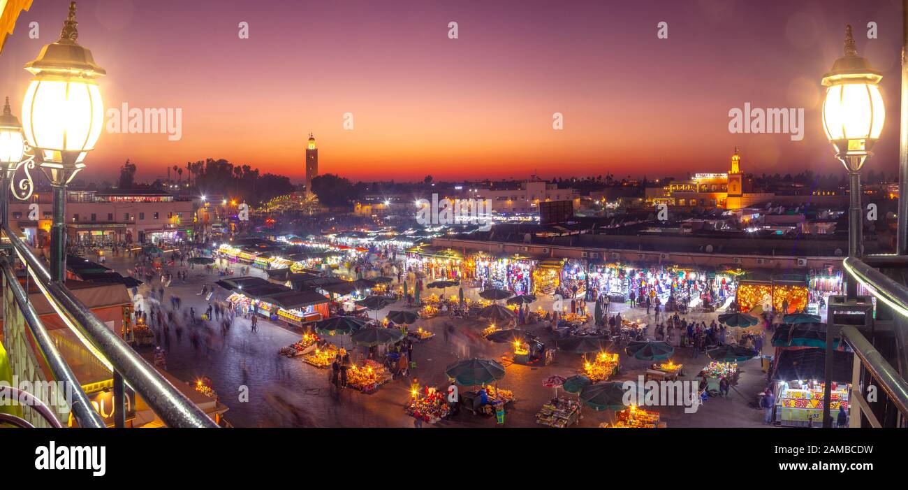 Piazza del mercato Jamaa el Fna con moschea di Koutoubia, Marrakech, Marocco, Nord Africa Foto Stock