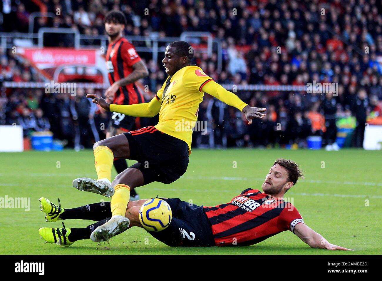 Bournemouth, Regno Unito. 12th Gen 2020. Abdoulaye Doucoure di Watford (L) è affrontato da Simon Francis di Bournemouth (R). Partita della Premier League, AFC Bournemouth v Watford al Vitality Stadium di Bournemouth, Dorset domenica 12th gennaio 2020. Questa immagine può essere utilizzata solo per scopi editoriali. Solo uso editoriale, licenza richiesta per uso commerciale. Nessun utilizzo nelle scommesse, nei giochi o nelle singole pubblicazioni club/campionato/giocatore. PIC by Steffan Bowen/ Credit: Andrew Orchard sports photography/Alamy Live News Foto Stock