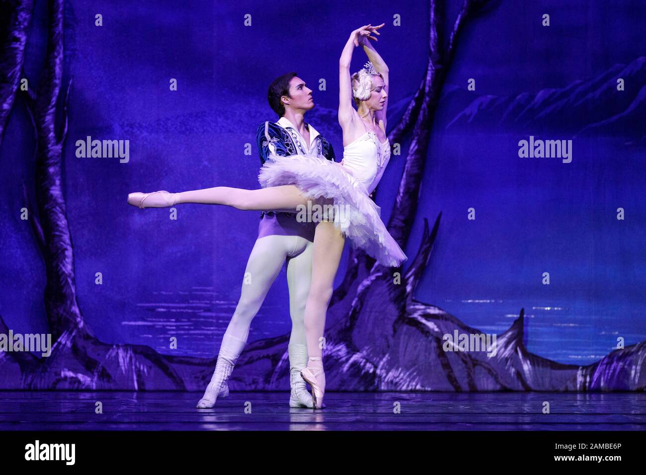 Il Balletto Nazionale Russo di Mosca fa un'apparizione con Peter Iljitsch Tschaikowskis Schwanensee nella Lanxess Arena. Koln, gennaio 9th, 2020 | utilizzo in tutto il mondo Foto Stock