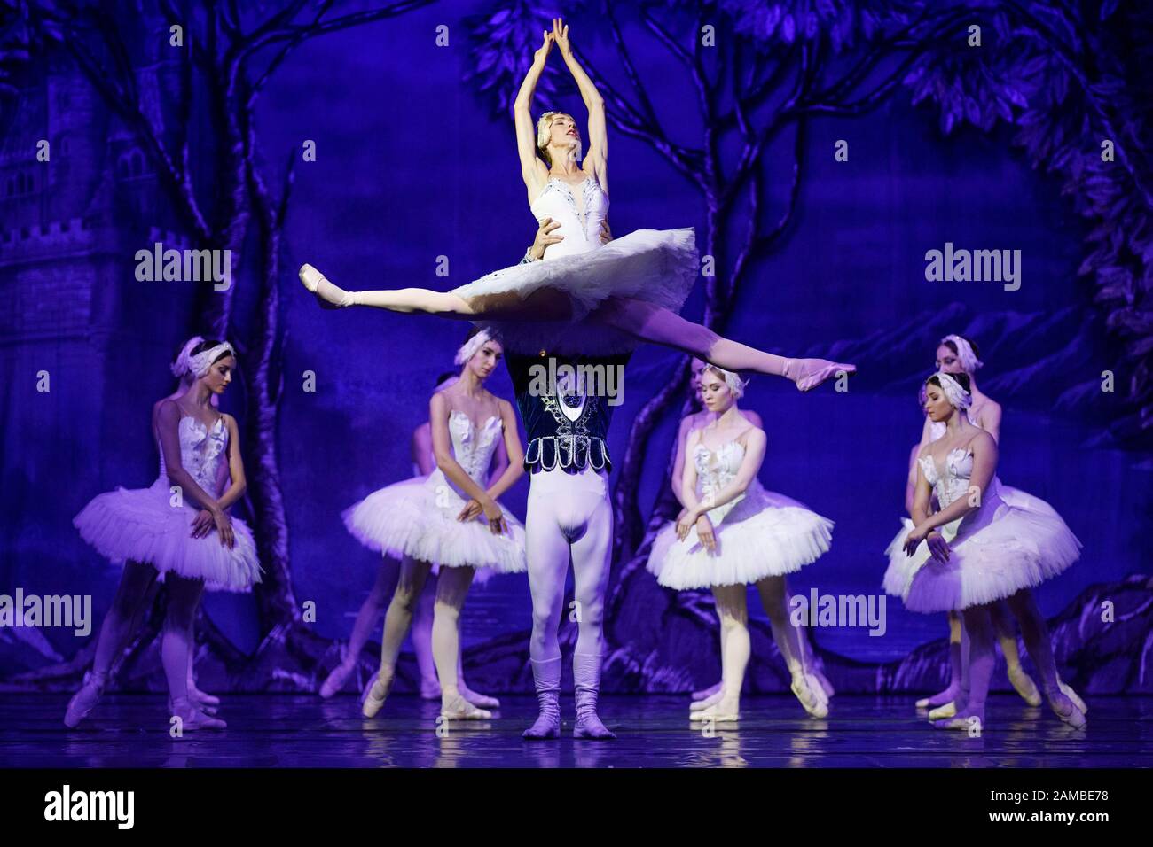 Il Balletto Nazionale Russo di Mosca fa un'apparizione con Peter Iljitsch Tschaikowskis Schwanensee nella Lanxess Arena. Koln, gennaio 9th, 2020 | utilizzo in tutto il mondo Foto Stock