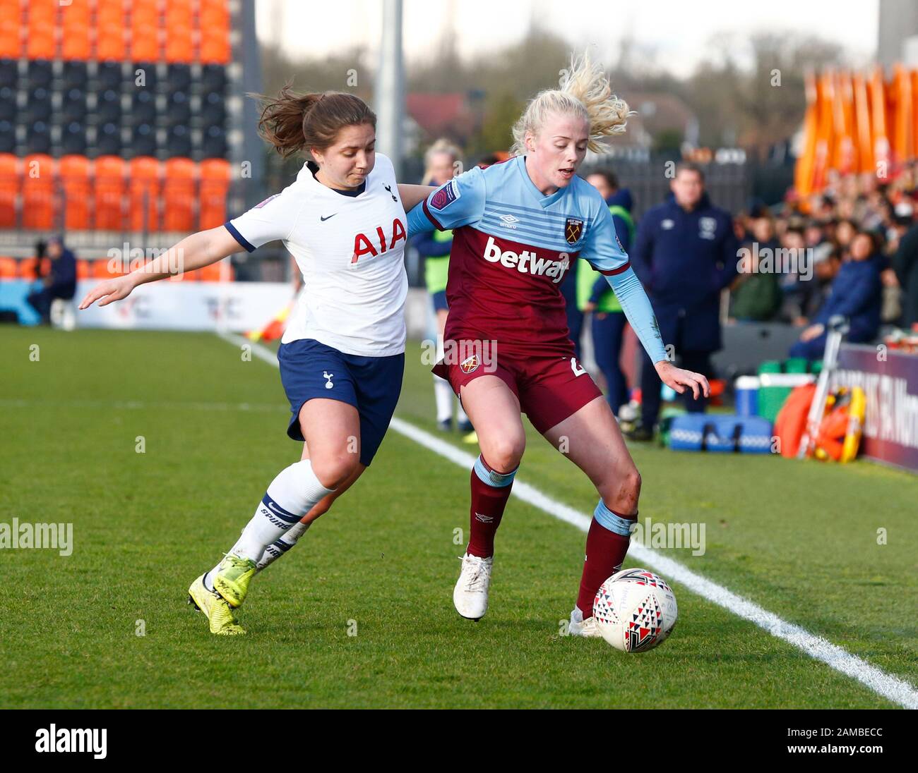 Londra, Regno Unito. 12th Gen 2020. Londra, INGHILTERRA - 12 gennaio: L-R Kit Graham of Tottenham Hotspur Ladies affronta Grace Fisk of West Ham United WFC durante Barclays fa Women's Super League tra Tottenham Hotspur e West Ham United allo Hive Stadium, Londra, UK il 12 gennaio 2020 Credit: Action Foto Sport/Alamy Live News Foto Stock