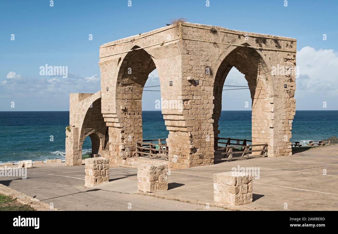 archi restaurati di una grande casa araba nel parco nazionale achziv sulla spiaggia mediterranea nel nord di israele Foto Stock