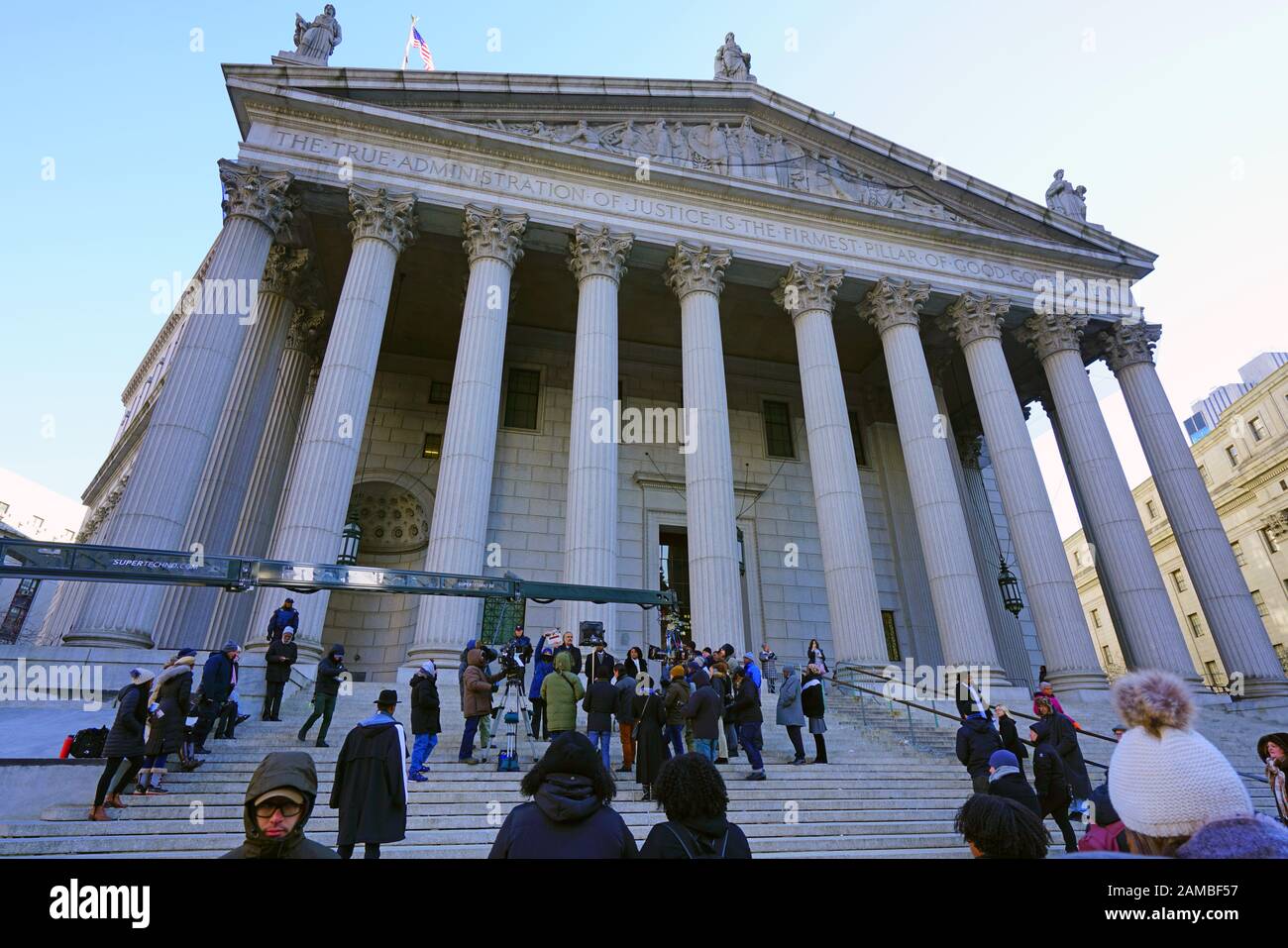 New YORK, NY -9 JAN 2020 - Vista della ripresa di un episodio di legge e Di Ordine sui passi del New York County Clerk neo-classico edificio a lowe Foto Stock