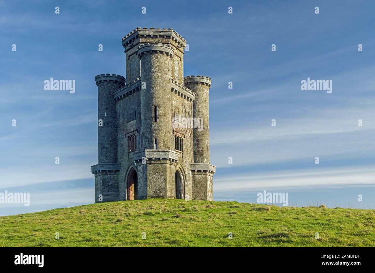Paxton's Tower su una collina sopra la Tywi Valley nel Carmarthenshire, Galles del Sud, in una luminosa e soleggiata giornata invernale a gennaio. Foto Stock