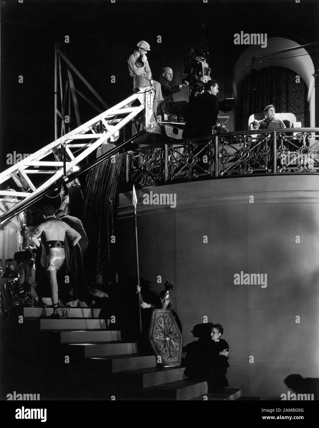 Regista CECIL B. DeMILLE su macchina fotografica riprese CHARLES LAUGHTON come imperatore Nero guardando Burning di Roma NEL SEGNO DELLA CROCE 1932 direzione d'arte / costumi Mitchell Leisen Paramount Pictures Foto Stock