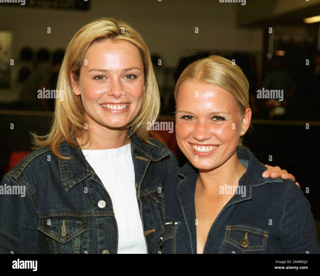 Kartomania, Colonia Germania, 22.06.2001 Premiere World TV event 22.6.2001; attrice Andrea SUWA (sinistra) , annunciatrice TV e attrice Nova MEIERHENRICH Foto Stock