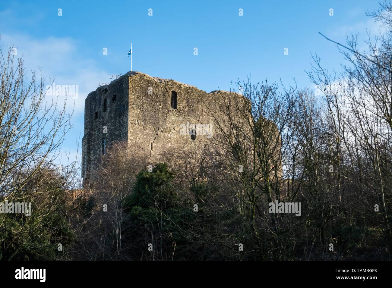 Dundonald, Scozia, Regno Unito. 12th Gen 2020. Tempo nel Regno Unito: Sole e docce al Castello di Dundonald, che si trova su una collina che domina il villaggio di Dundonald. Il castello attualmente di proprietà della Scozia storica è una torre fortificata costruita per Robert II alla sua adesione al trono di Scozia nel 1371 e fu utilizzato come residenza reale da Robert II e suo figlio Robert III Credito: Skully/Alamy Live News Foto Stock