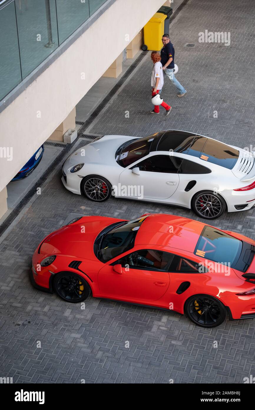 Coppia Che Lascia Red e White Porsche automobili al circuito di Marina Foto Stock