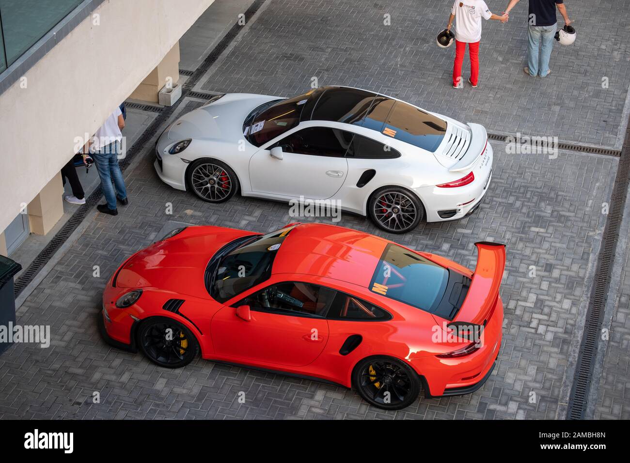 Vetture Porsche rosse e bianche parcheggiate sul circuito di Marina Foto Stock