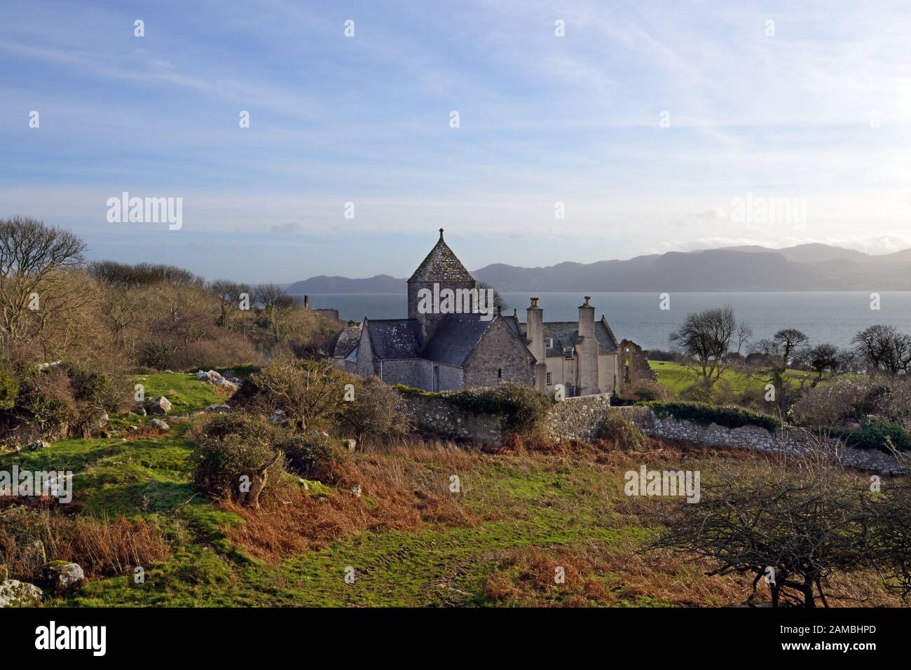 Penmon Priory on Anglesey, Galles del Nord, risale al 13th secolo quando divenne parte dell'Ordine Agostiniano. Ora è una chiesa parrocchiale. Foto Stock