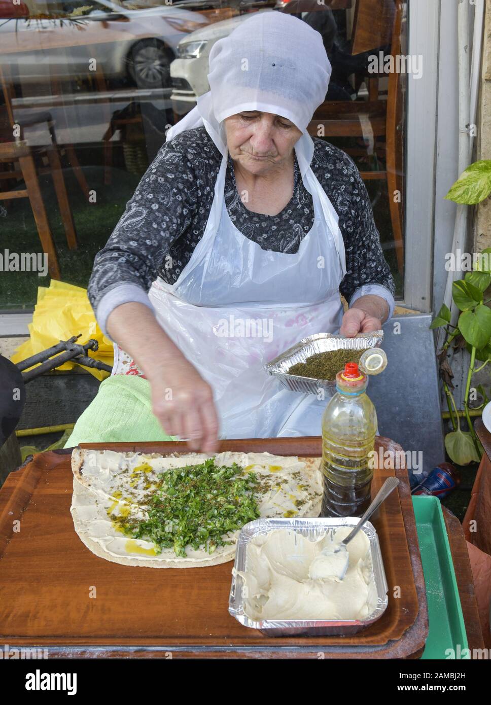 Drusin bereit eine Pita vor, Drusendorf Daliyat al-Karmel, Karmelgebierge, Israele Foto Stock