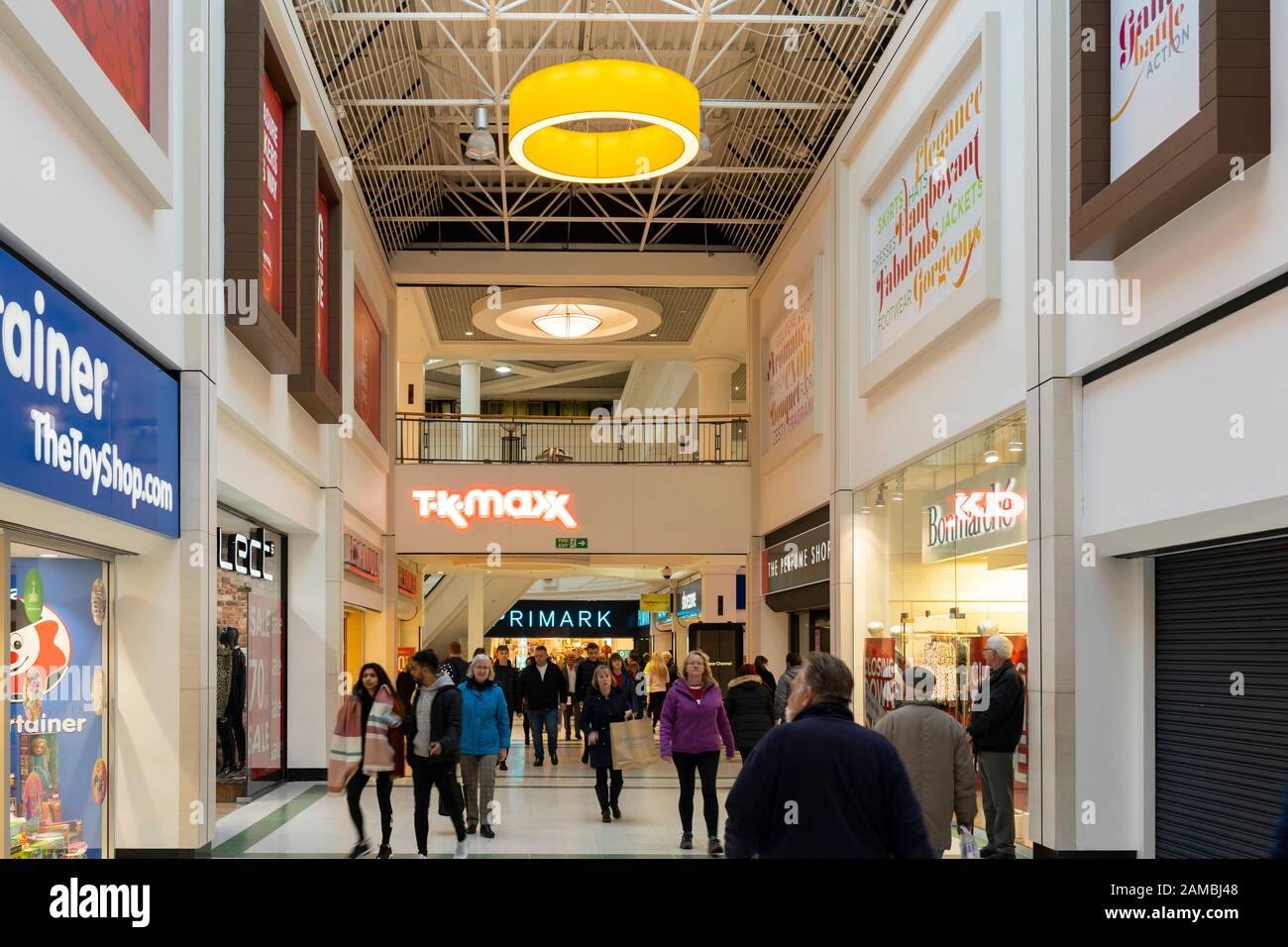 Gli acquirenti camminano attraverso il Kingfisher Shopping Center interno, con i negozi Primmark e TK Maxx sullo sfondo, Redditch, Worcestershire, Regno Unito Foto Stock