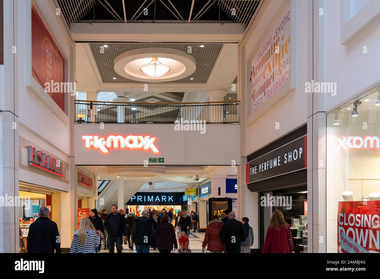 Gli acquirenti camminano attraverso il Kingfisher Shopping Center interno, con i negozi Primmark e TK Maxx sullo sfondo, Redditch, Worcestershire, Regno Unito Foto Stock