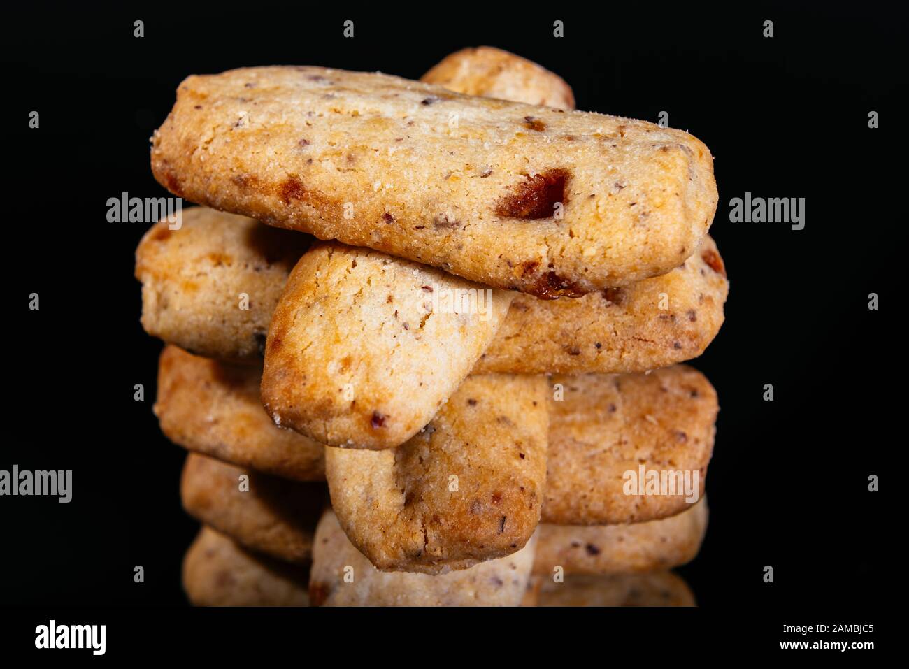 Frumento integrale biscotti con granella di nocciole su sfondo scuro Foto Stock