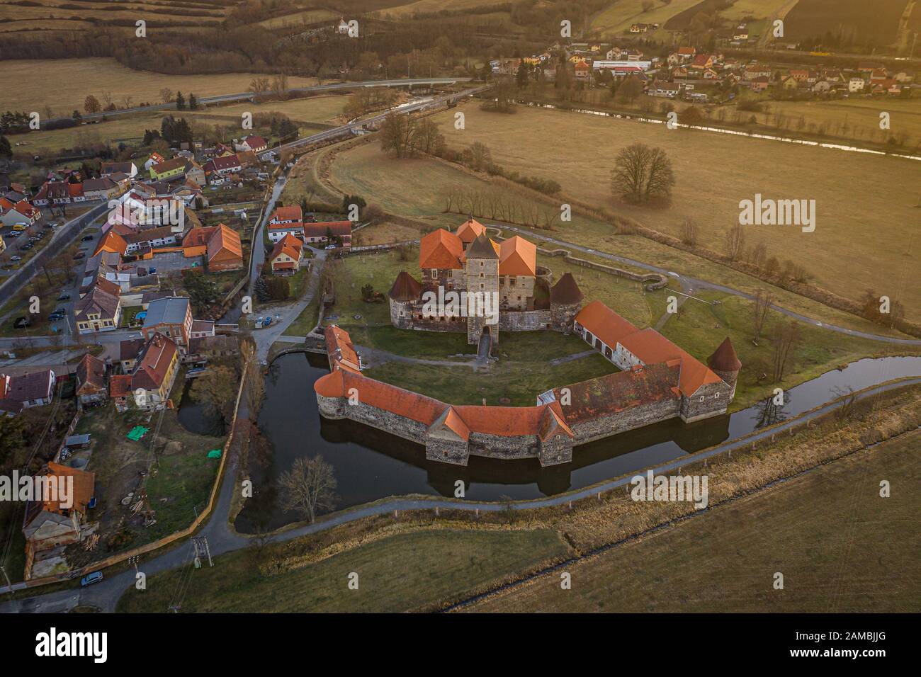 Svihov castello fu assediata da guerre ussite, la guarnigione si arrese dopo la loro acqua fossati sono stati sifonato. Il castello è costituito da due residenziale. Foto Stock