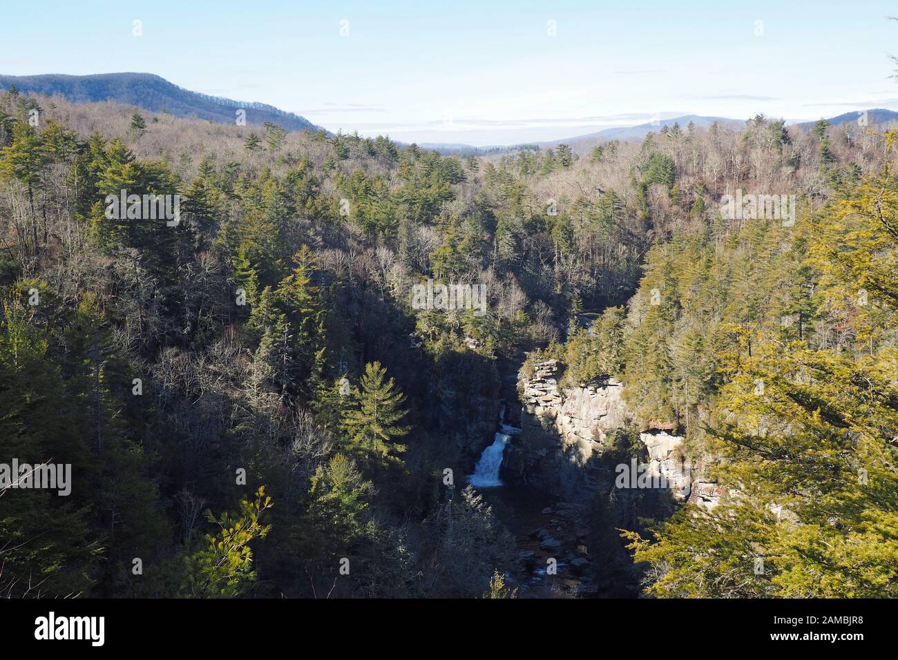 Le cascate di Linville e la foresta circostante in una chiara giornata invernale nel North Carolina. Foto Stock