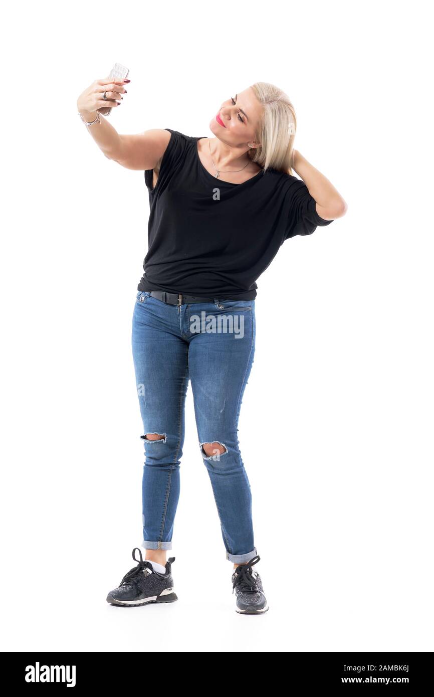 Moderna bella donna di mezza età in abiti casual che prendono selfie con  smartphone. Corpo intero isolato su sfondo bianco Foto stock - Alamy