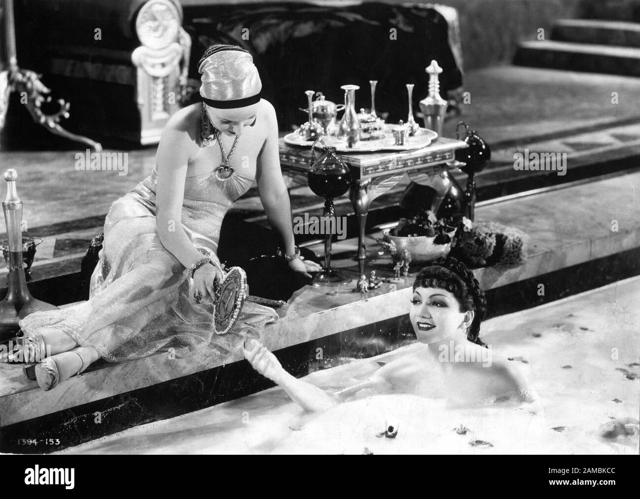 Claudette COLBERT come imperatrice Poppea In Ases Milk Bath NEL SEGNO DELLA CROCE 1932 regista CECIL B. DeMILLE direzione / costumi Mitchell Leisen Paramount Pictures Foto Stock