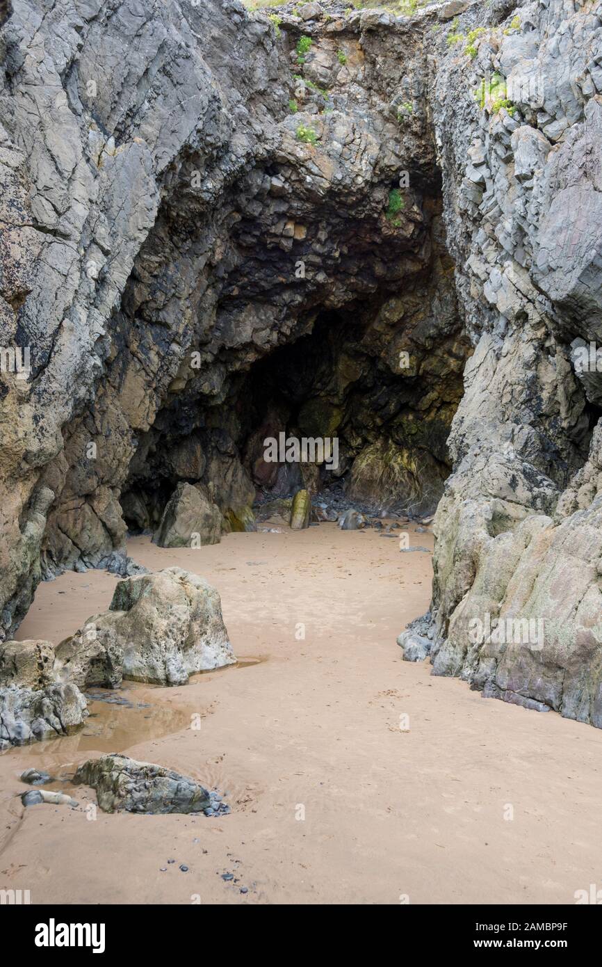 Dettaglio dell'ingresso di una piccola grotta sulla spiaggia a Tre Cliffs Bay, la penisola di Gower, Galles Foto Stock