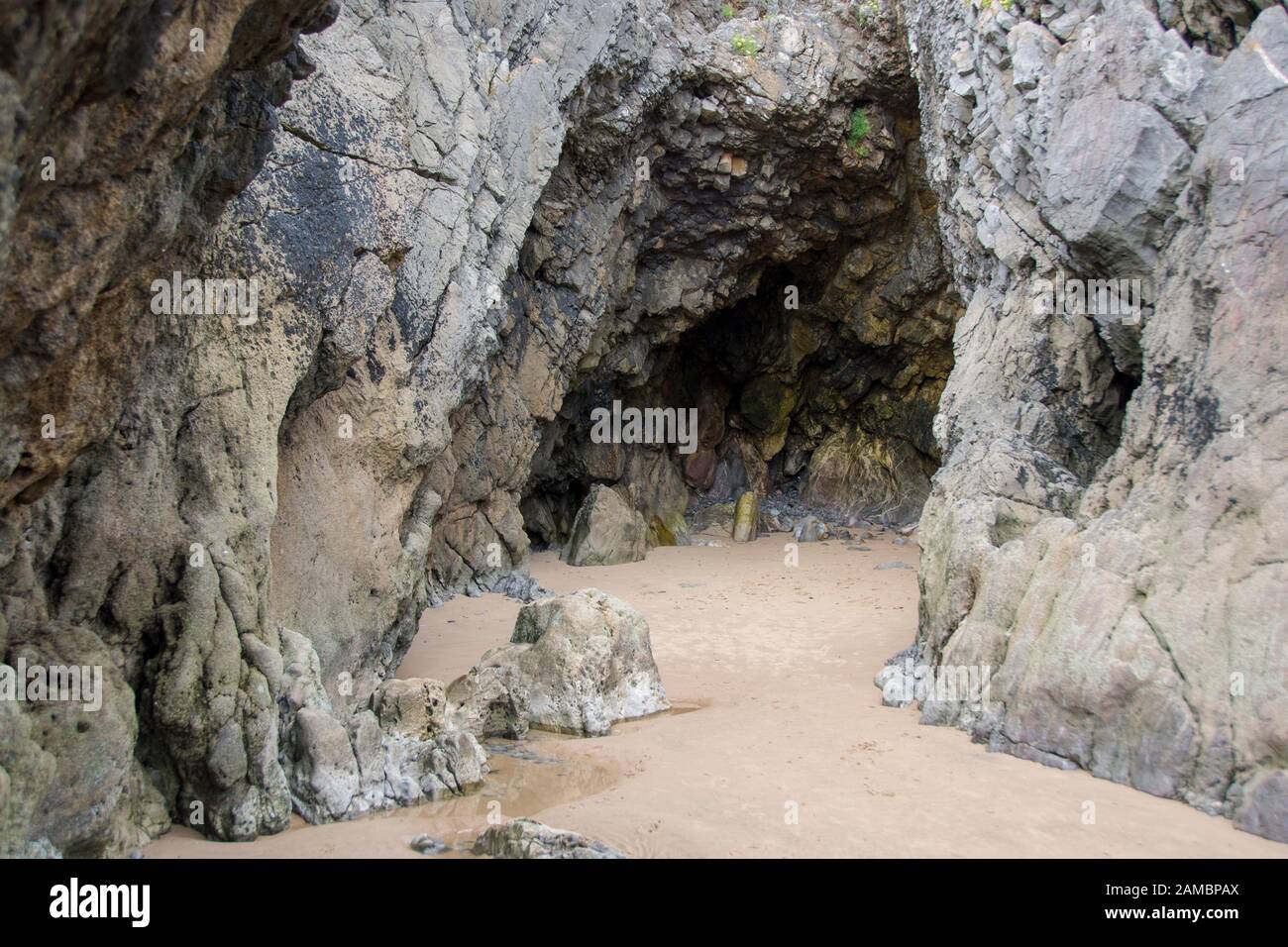 Dettaglio dell'ingresso di una piccola grotta sulla spiaggia a Tre Cliffs Bay, la penisola di Gower, Galles Foto Stock