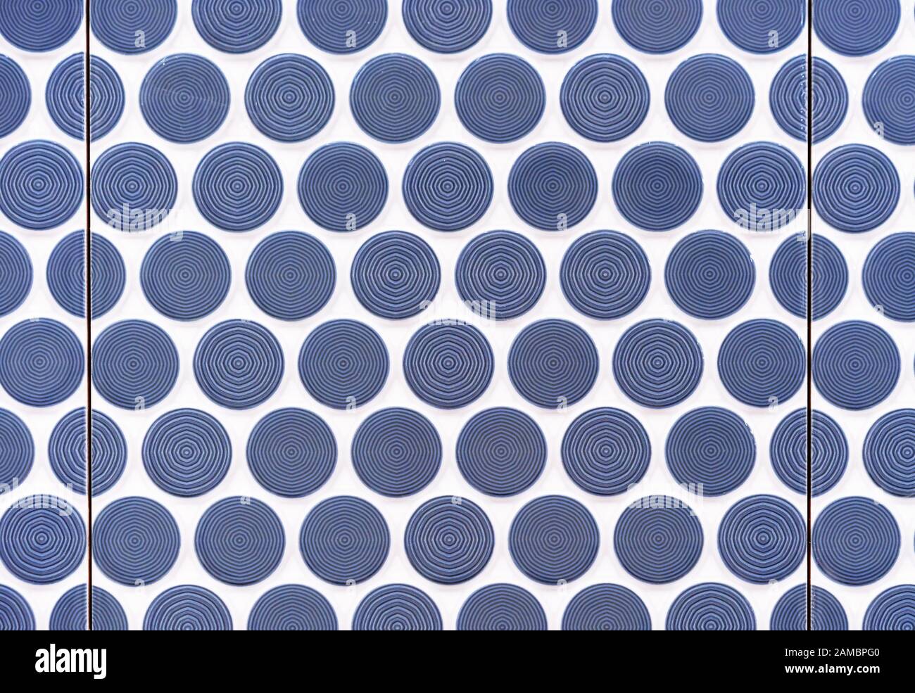 Piastrelle in ceramica con cerchi blu 3D. Sfondo con cerchi blu. Foto Stock
