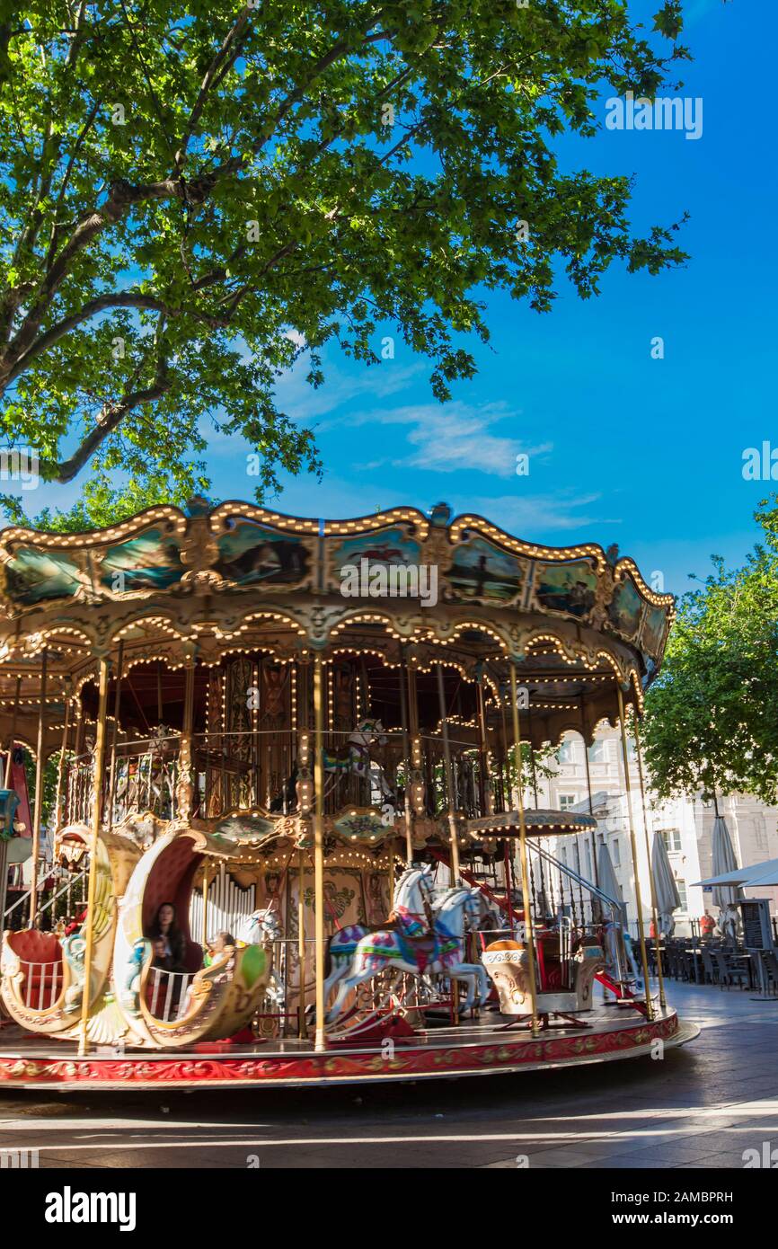 Avignone, FRANCIA - 28 APRILE 2019: Giostra Belle Epoque nel centro storico di Avignone, Francia. Questa bella c tradizionale Foto Stock