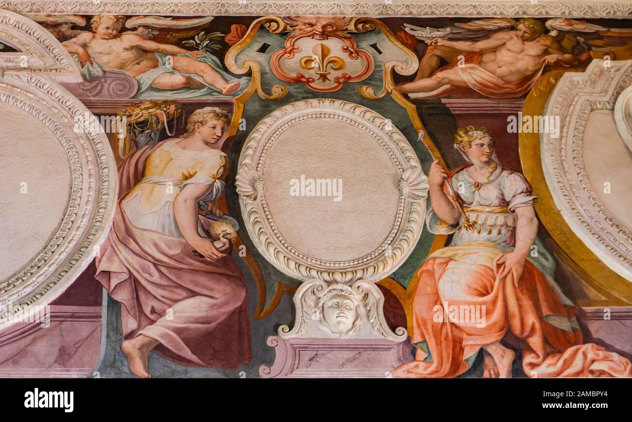 Tivoli, ITALIA - 23 SETTEMBRE 2018: Decorazione interna della Villa d’Este a Tivoli, vicino a Roma. L'affresco rappresenta due virtù - Gioia di vita e grande Foto Stock