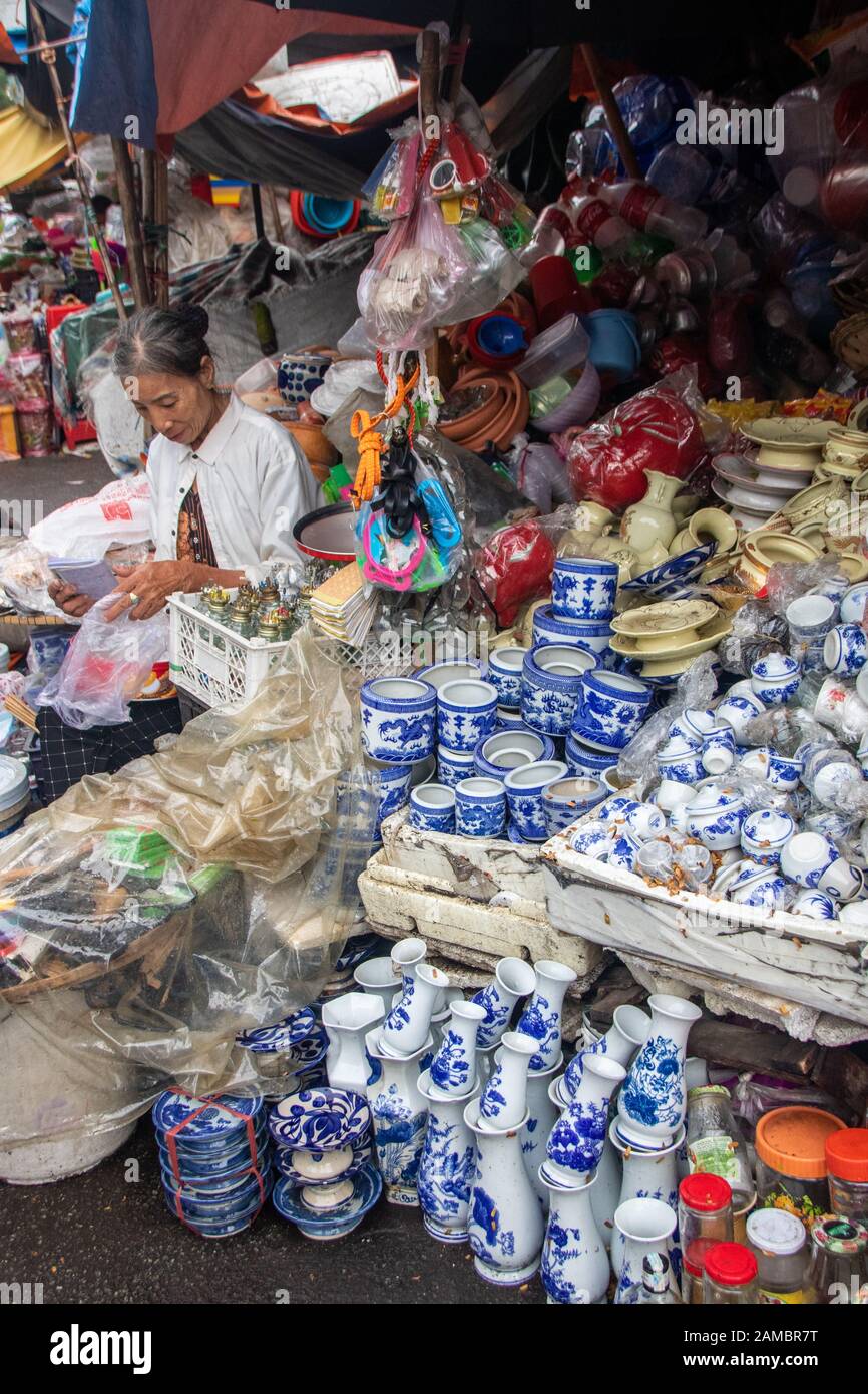 A Hue - Vietnam - L'agosto 2019 - donna che vende ceramiche tradizionali al mercato di Dong Ba, il più antico mercato della città di Hue Foto Stock
