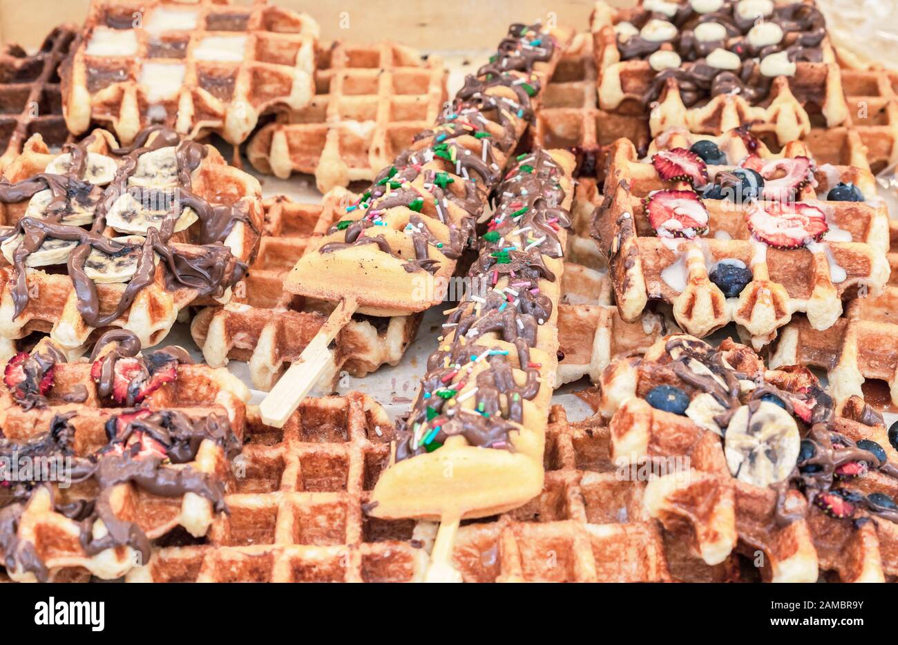 Waffle belgi con salsa di cioccolato, gelato e fragole. Foto Stock