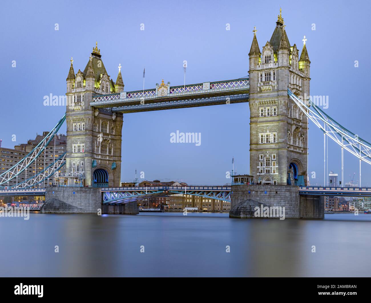 Il Tower Bridge, essa mostra il ponte circondato con il blu del cielo e acqua, un effetto provocato da una lunga esposizione cattura presa al tramonto volta luce Foto Stock
