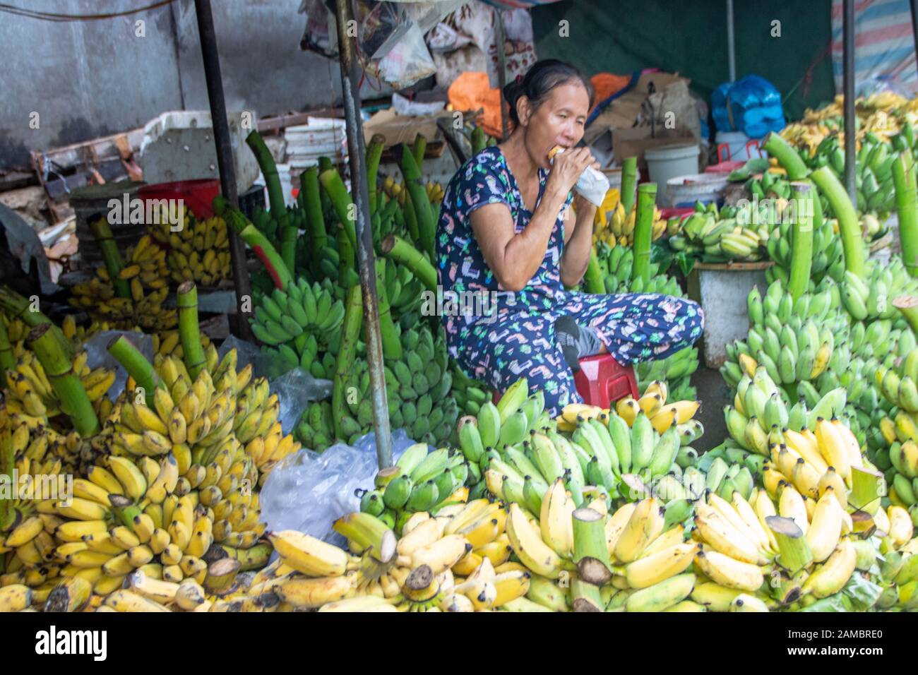 A Hue - Vietnam - L'agosto 2019 - donna che vende banane al mercato di Dong Ba, il mercato più antico della città di Hue Foto Stock