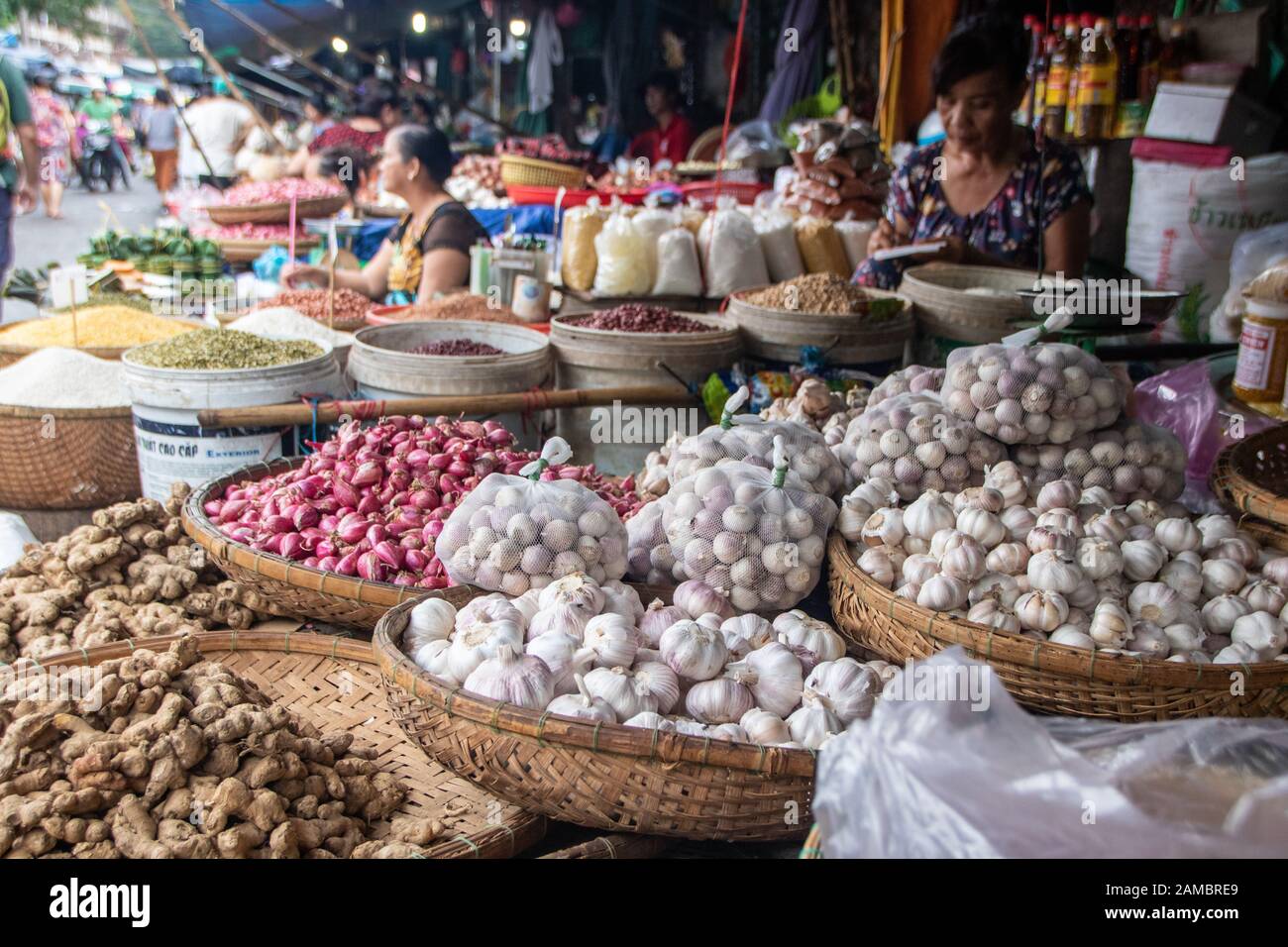 A Hue - Vietnam - L'agosto 2019 - le donne che vendono verdure al mercato di Dong Ba, il mercato più antico della città di Hue Foto Stock
