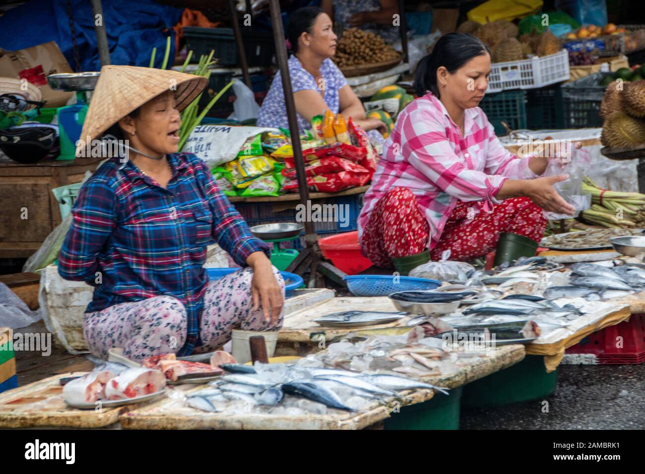 A Hue - Vietnam - L'agosto 2019 - le donne che vendono pesce al mercato di Dong Ba, il mercato più antico della città di Hue Foto Stock