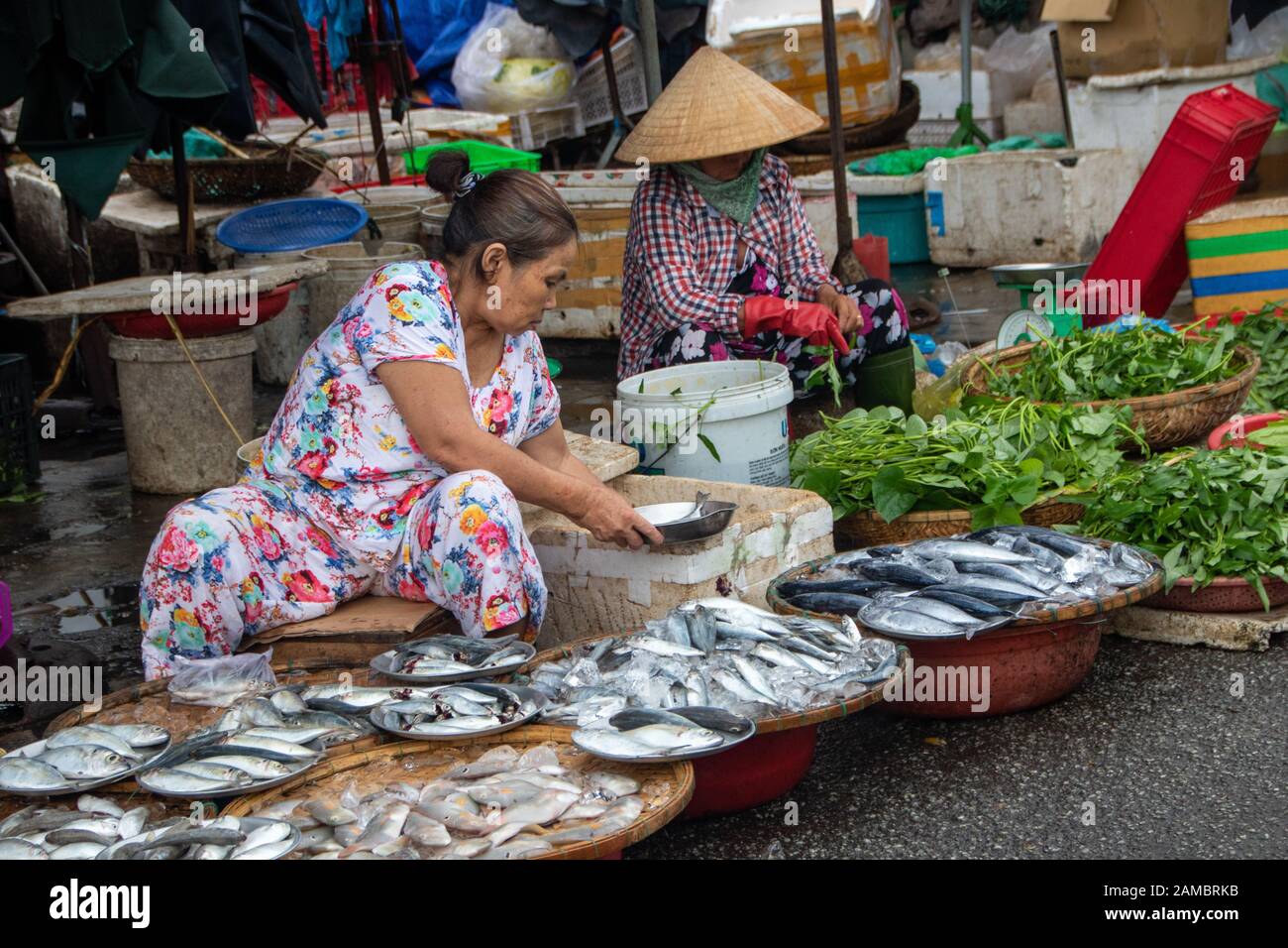 A Hue - Vietnam - L'agosto 2019 - le donne che vendono pesce al mercato di Dong Ba, il mercato più antico della città di Hue Foto Stock