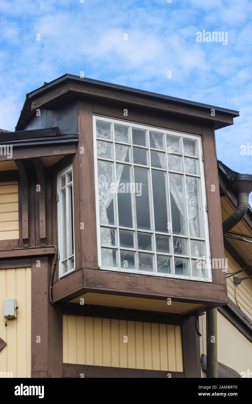 Finestra di baia nella vecchia casa in legno in Old Rauma, Finlandia Foto Stock