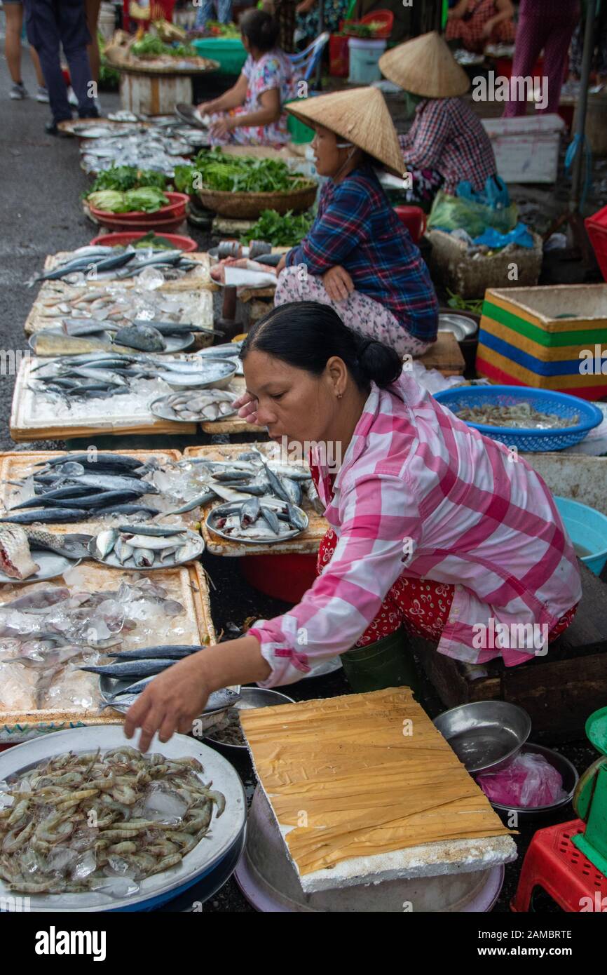A Hue - Vietnam - L'agosto 2019 - le donne che vendono pesce al mercato di Dong Ba, il mercato più antico della città di Hue Foto Stock