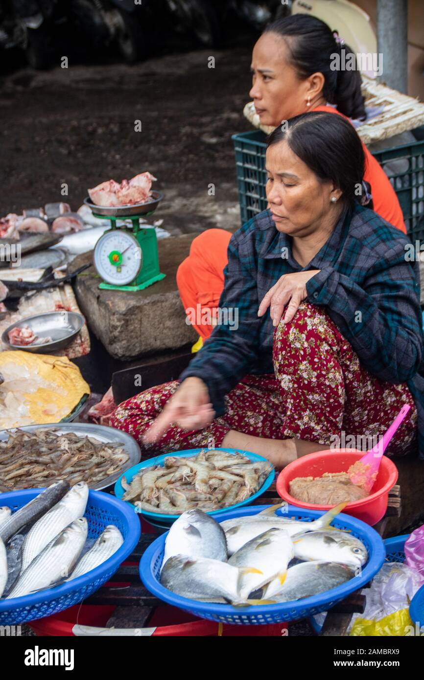 A Hue - Vietnam - L'agosto 2019 - le donne che vendono pesce al mercato di Dong Ba, il mercato più antico della città di Hue Foto Stock