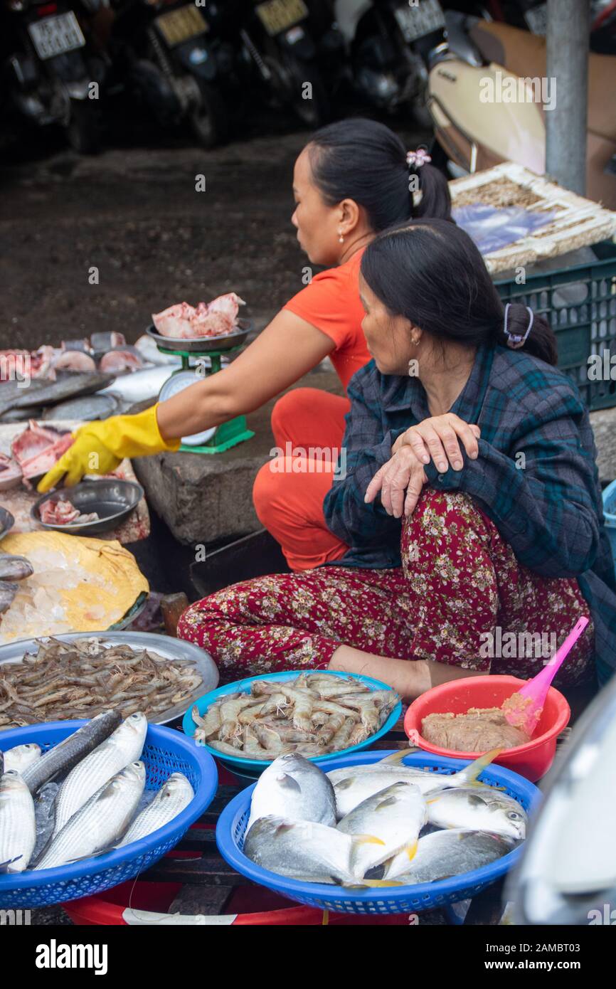A Hue - Vietnam - L'agosto 2019 - le donne che vendono pesce al mercato di Dong Ba, il mercato più antico della città di Hue Foto Stock