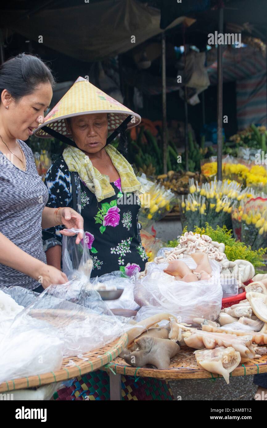 A Hue - Vietnam - L'agosto 2019 - le donne che vendono pesce al mercato di Dong Ba, il mercato più antico della città di Hue Foto Stock