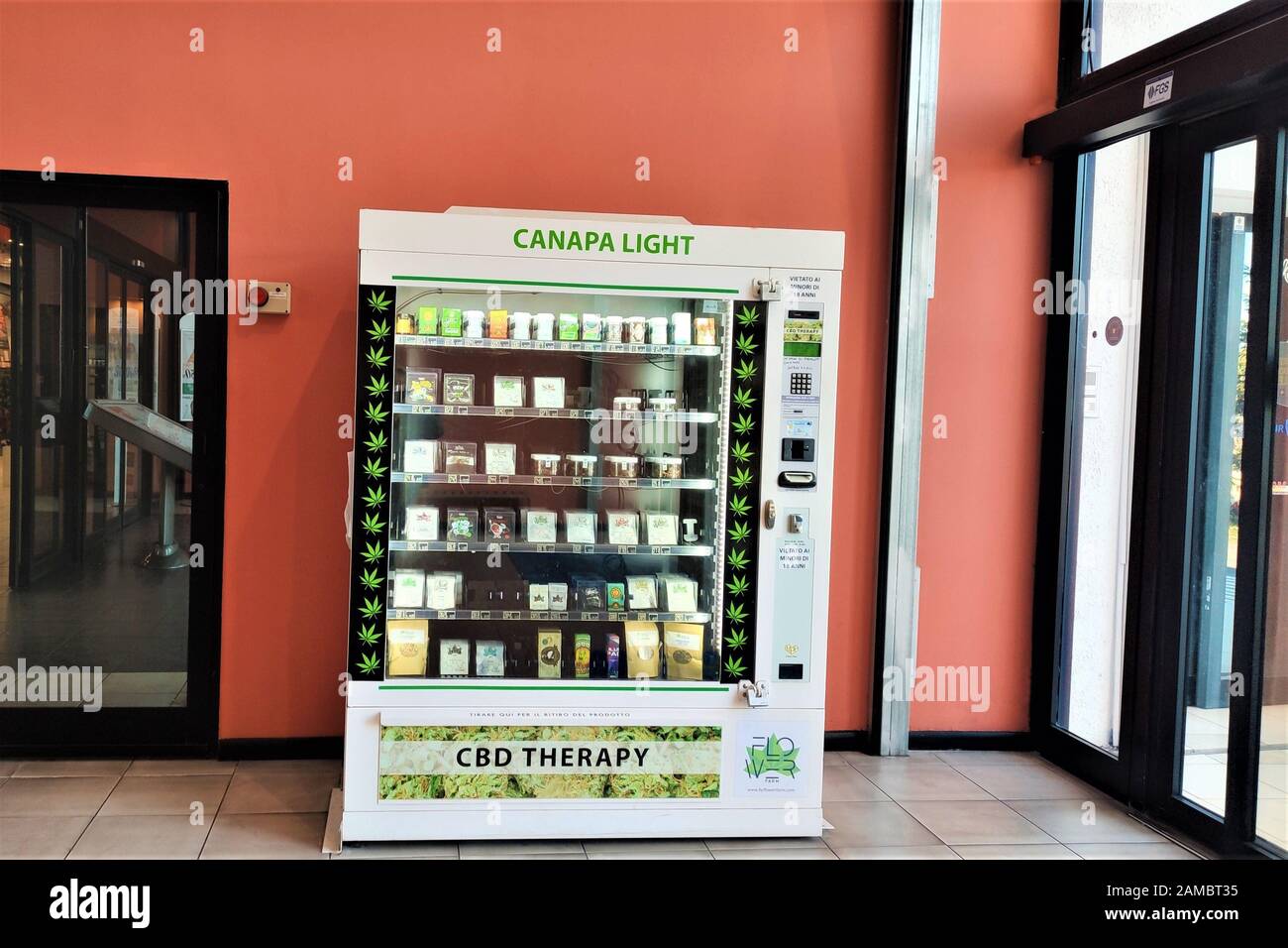 Sicilia, ITALIA, 1 GENNAIO, 2020: Distributori self-service, Vending Machine Cannabis E Weed Goods For sale In Sicily Store. 100% legale Foto Stock