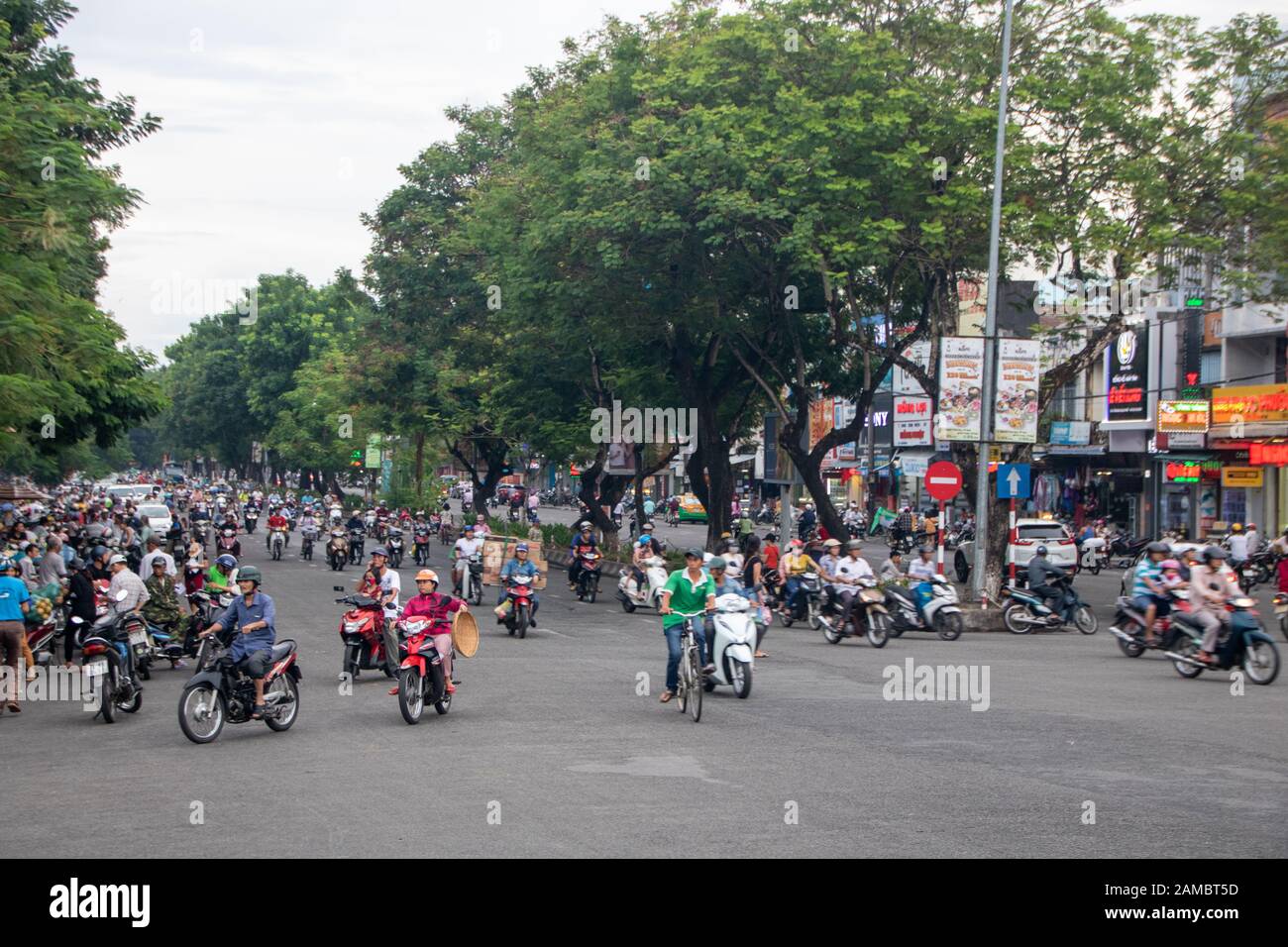 A Hue - Vietnam - Il mese di agosto 2019 - il traffico di moto in strada Foto Stock