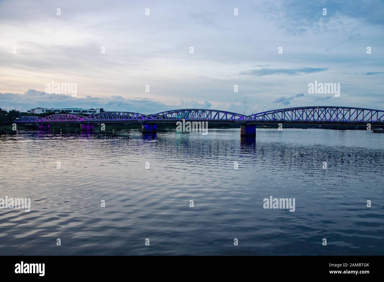 Vista sul fiume Perfume e sul ponte Truong tien in serata Foto Stock