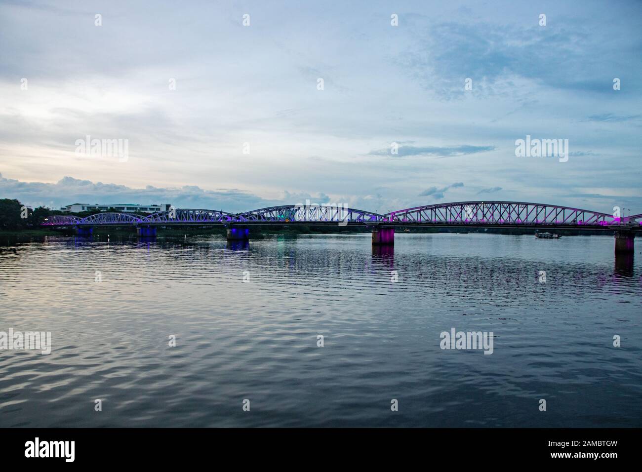 Vista sul fiume Perfume e sul ponte Truong tien in serata Foto Stock