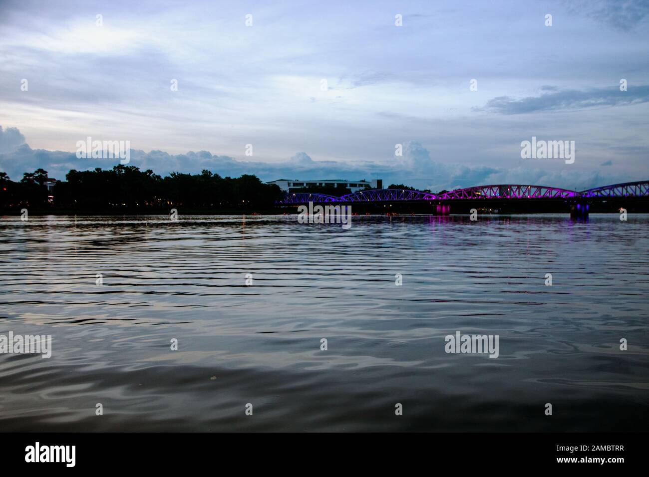 Vista sul fiume Perfume e sul ponte Truong tien in serata Foto Stock